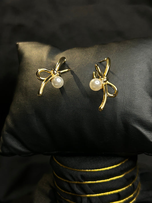 PEARLS WRAPPED IN GOLDEN BOWS